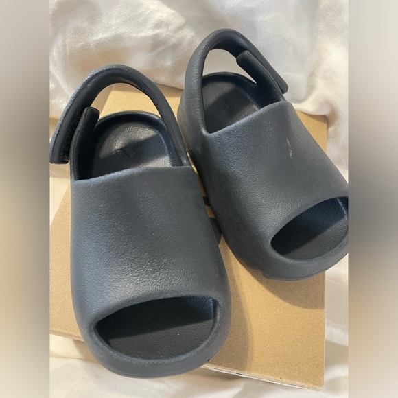 Preloved BLACK ADIDAS YEZZY SLIDES - Picture 2 of 15